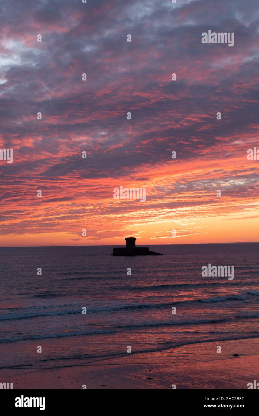 La Rocco Tower, Sonnenuntergang, Beleuchtete Wolken, St Ouens, Jersey, Kanalinseln Stockfoto