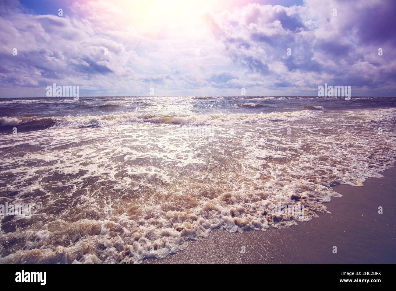 Am frühen Morgen. Sonnenaufgang über dem stürmischen Meer Stockfoto