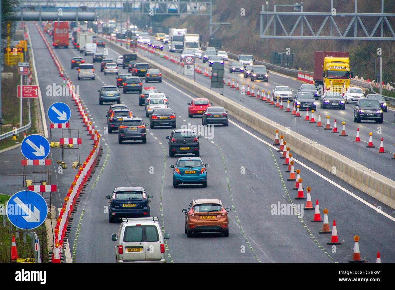 Slough, berkshire, Großbritannien. 23rd. Dezember 2021. Der M4 war heute mittags voll, da die Leute früh zur Weihnachtspause aufbrechen. Die Geschwindigkeitsbegrenzung bleibt auf einem riesigen Abschnitt der M4 bei 50mph, während sie zu einer Smart Motorway aufgerüstet wird. Quelle: Maureen McLean/Alamy Live News Stockfoto