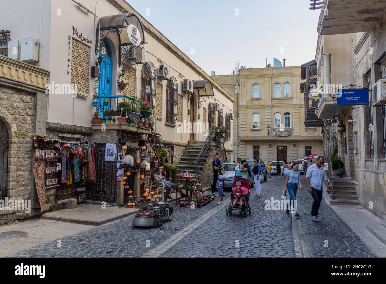 BAKU, ASERBAIDSCHAN - 18. JUNI 2018: Touristen und Souvenirläden in Baku, Aserbaidschan Stockfoto