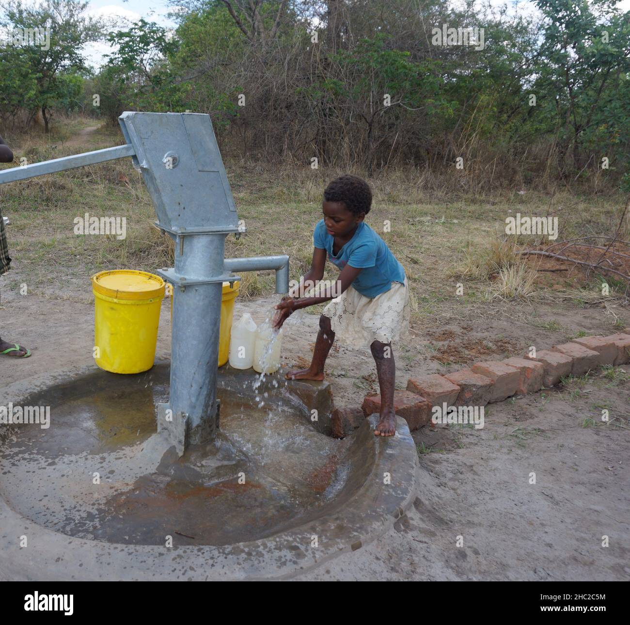 (211217) -- LUSAKA, 17. Dezember 2021 (Xinhua) -- Ein Mädchen wäscht sich die Hände an einer Bohrung im Dorf Kabeleka in der Provinz Lusaka, Sambia, 28. November 2021. DAZU „Feature: Verbesserter Zugang zu Wasser im ländlichen Sambia hilft Mädchen, in der Schule besser zu arbeiten“ (Foto: Lillian Banda/Xinhua) Stockfoto