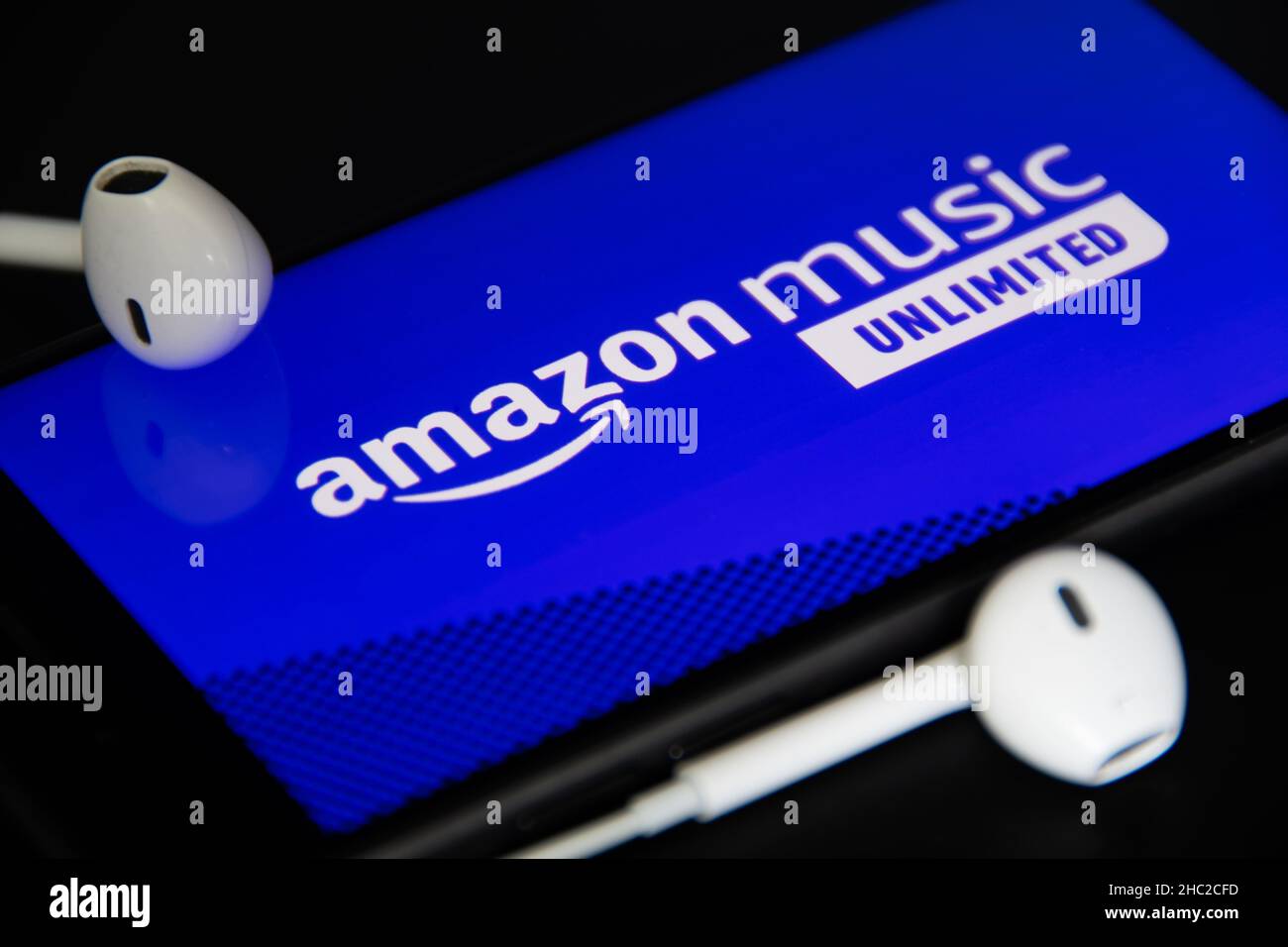 Rheinbach, Deutschland 4. Mai 2021, Nahaufnahme des „Amazon music unlimited“-Logos auf dem Bildschirm eines Smartphones mit Kopfhörern Stockfoto