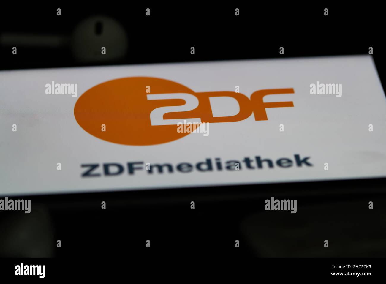 Rheinbach, Deutschland 5. Juni 2021, das Logo des Streaming-Dienstes "ZDF Mediathek" auf dem Bildschirm eines Smartphones mit weißen Kopfhörern Stockfoto