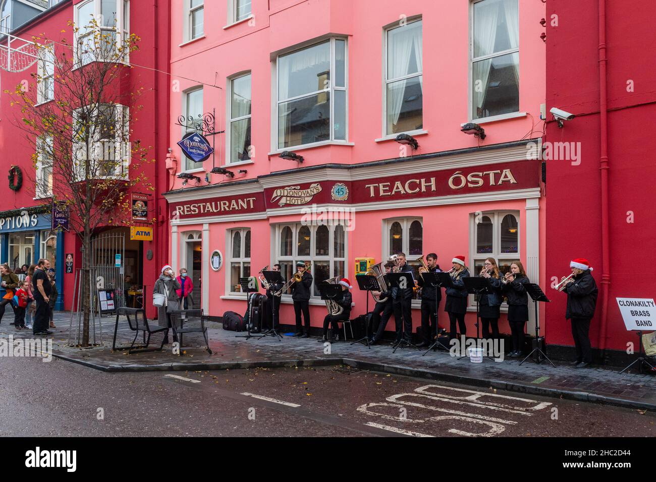 Clonakilty, West Cork, Irland. 23rd Dez 2021. Die Clonakilty Brass Band spielte heute, am Tag vor Heiligabend, Weihnachtslieder auf der Clonakilty Main Street, was eine große Menge Zuschauer anzog. Quelle: AG News/Alamy Live News Stockfoto