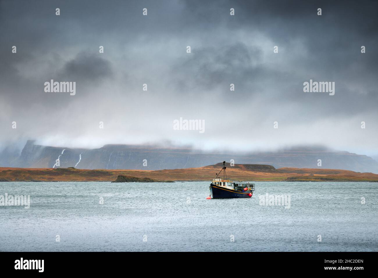 Hummer-Fischerboot in Loch na Lathaich bei Bunessan auf dem Ross of Mull. Stockfoto