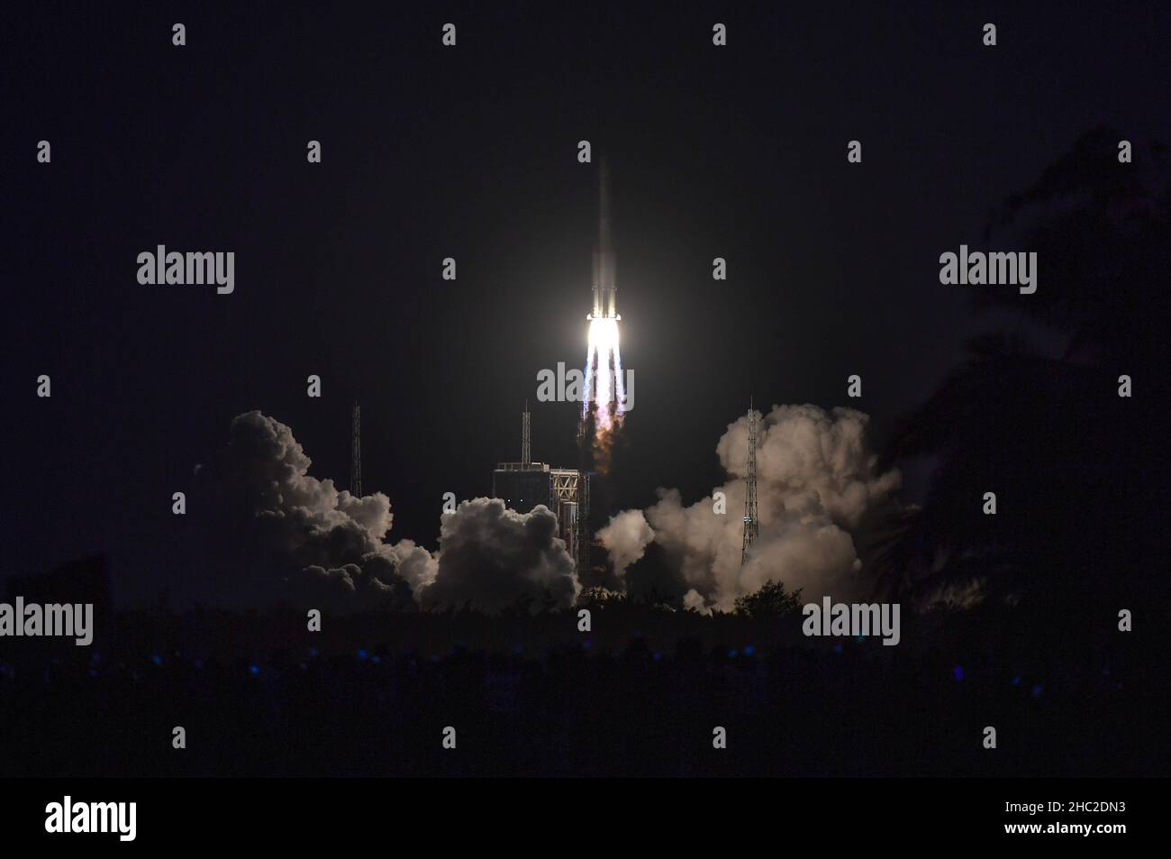 Wenchang. 23rd Dez 2021. Eine lange Rakete vom März 7A, die zwei Satelliten trägt, startet am 23. Dezember 2021 vom Startgelände der Raumsonde Wenchang in der südchinesischen Provinz Hainan. Die Rakete explodierte um 6:12 Uhr (Pekinger Zeit) am Start-Standort der Raumsonde Wenchang in der südlichen Provinz Hainan und schickte bald Shiyan-12 01- und Shiyan-12 02-Satelliten in die voreingestellte Umlaufbahn. Die Mission markierte den 402nd. Flug der Long March Trägerraketen. Kredit: Guo Cheng/Xinhua/Alamy Live Nachrichten Stockfoto