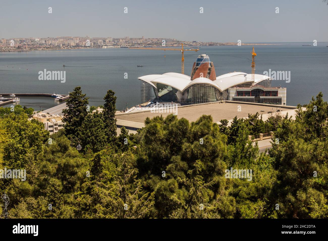 BAKU, ASERBAIDSCHAN - 20. JUNI 2018: Baustelle der Caspian Waterfront Mall in Baku, Aserbaidschan Stockfoto