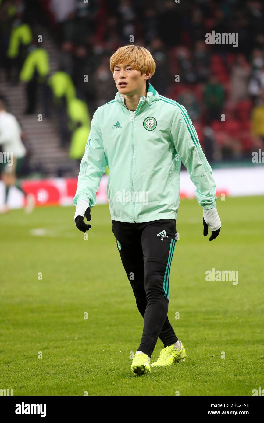 Kyogo Funuhashi, japanischer Fußballspieler, spielt für den Celtic Football Club, Glasgow. Aufnahme während des Aufwärmens vor der Premier League Stockfoto