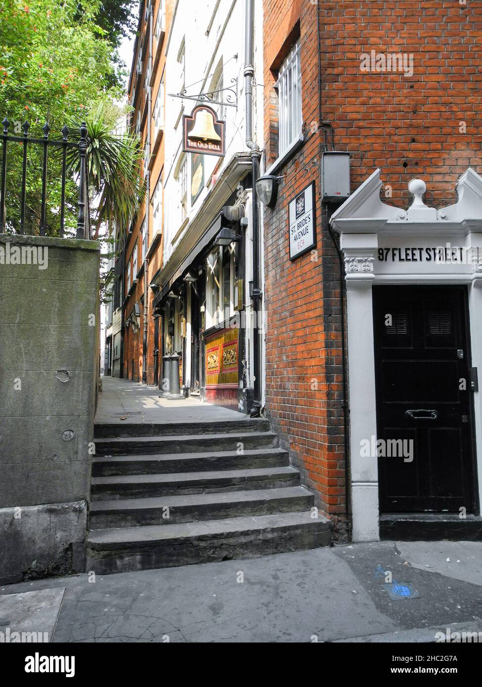 Der hintere Eingang zum Old Bell Public House und eine leere und menschenleere St. Brides Avenue, abseits der Fleet Street, London, EC4, Großbritannien Stockfoto