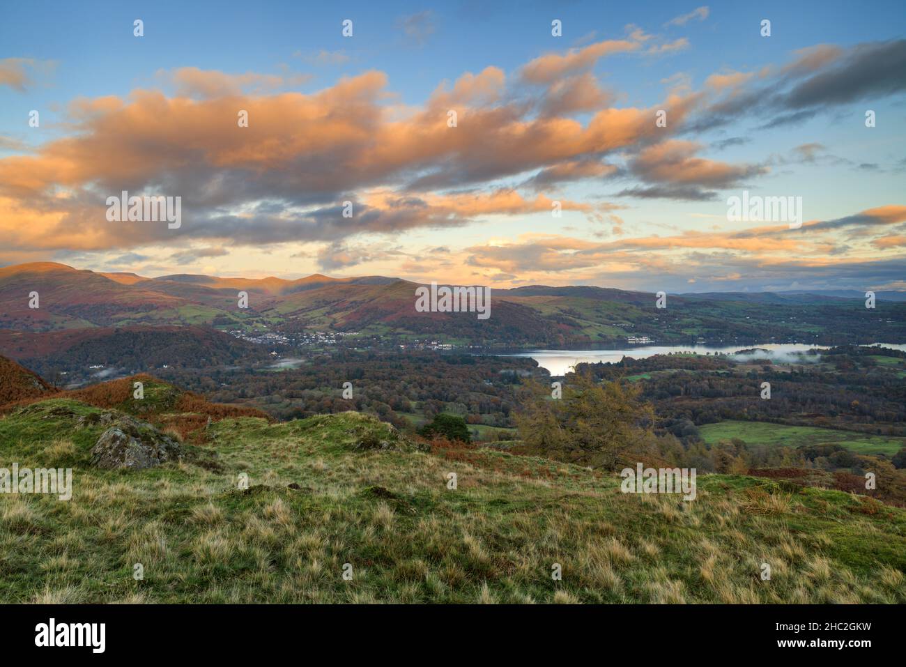 Sonnenuntergang über Ambleside und Lake Windermere. Stockfoto
