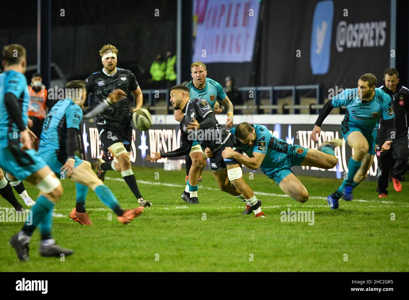 Bridgend, Wales. 6. März 2021. Keelan Giles of Ospreys wird am 6. März 2021 im Guinness PRO14-Spiel zwischen Ospreys und Dragons im Brewery Field in Bridgend, Wales, Großbritannien, von Jamie Roberts of Dragons angegangen. Sportstadien in ganz Großbritannien unterliegen aufgrund der Coronavirus-Pandemie weiterhin strengen Beschränkungen, da staatliche Gesetze zur sozialen Distanzierung Fans innerhalb von Veranstaltungsorten verbieten, was dazu führt, dass Spiele hinter verschlossenen Türen gespielt werden. Quelle: Duncan Thomas/Majestic Media/Alamy Live News. Stockfoto