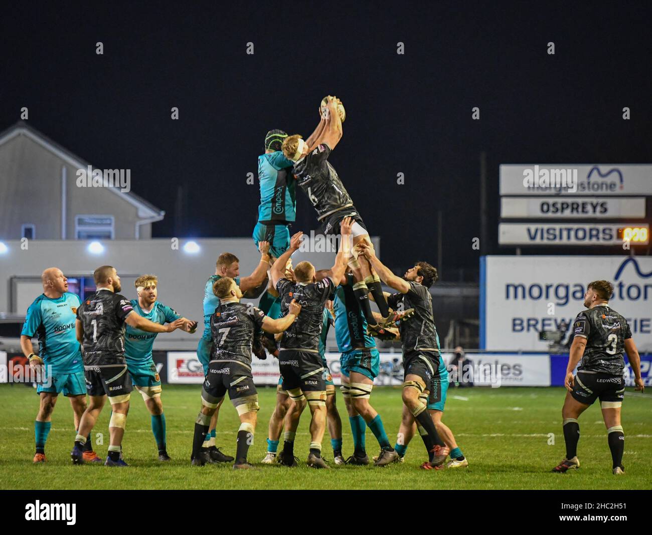 Bridgend, Wales. 6. März 2021. Will Griffiths von Ospreys behauptet die Linie während des Guinness PRO14-Spiels zwischen Ospreys und Dragons am 6. März 2021 im Brewery Field in Bridgend, Wales, Großbritannien. Sportstadien in ganz Großbritannien unterliegen aufgrund der Coronavirus-Pandemie weiterhin strengen Beschränkungen, da staatliche Gesetze zur sozialen Distanzierung Fans innerhalb von Veranstaltungsorten verbieten, was dazu führt, dass Spiele hinter verschlossenen Türen gespielt werden. Quelle: Duncan Thomas/Majestic Media/Alamy Live News. Stockfoto