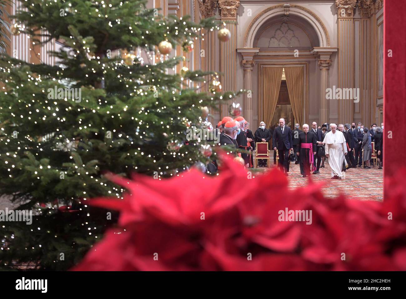 Vatikanstadt, Italien. 23rd Dez 2021. Papst Franziskus nimmt an einer Audienz für den jährlichen Austausch von Weihnachtsgrüßen mit den Mitgliedern der Römischen Kurie im Vatikan Teil.am 23. Dezember 2021 BESCHRÄNKT AUF REDAKTIONELLE VERWENDUNG - Vatican Media/Spaziani. Kredit: dpa/Alamy Live Nachrichten Stockfoto