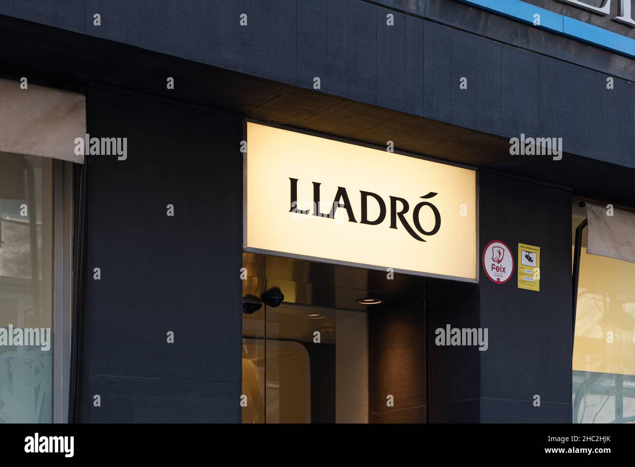 VALENCIA, SPANIEN - 15. DEZEMBER 2021: Lladro ist ein spanisches Unternehmen, das dekorative Skulpturen und Porzellanfiguren herstellt Stockfoto