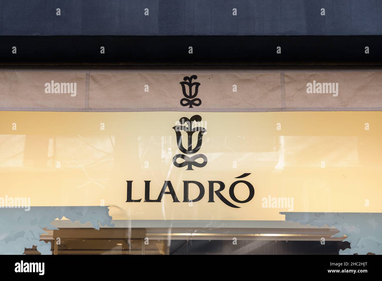VALENCIA, SPANIEN - 15. DEZEMBER 2021: Lladro ist ein spanisches Unternehmen, das dekorative Skulpturen und Porzellanfiguren herstellt Stockfoto