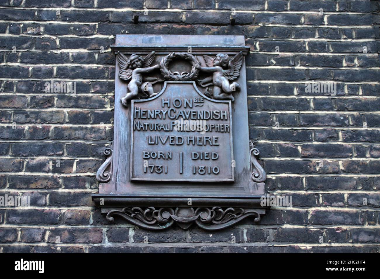 Metalltafel markiert das Haus, in dem Henry Cavendish in der Gower Street in London lebte Stockfoto