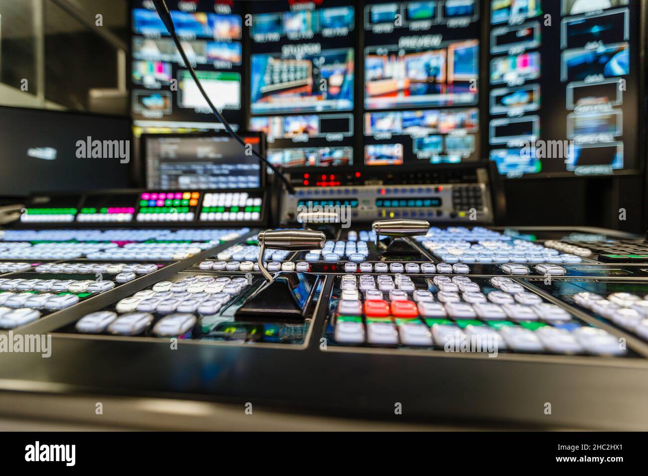 Ein TV-Bildmischer, der für die Übertragung oder Bearbeitung verwendet wird. Stockfoto