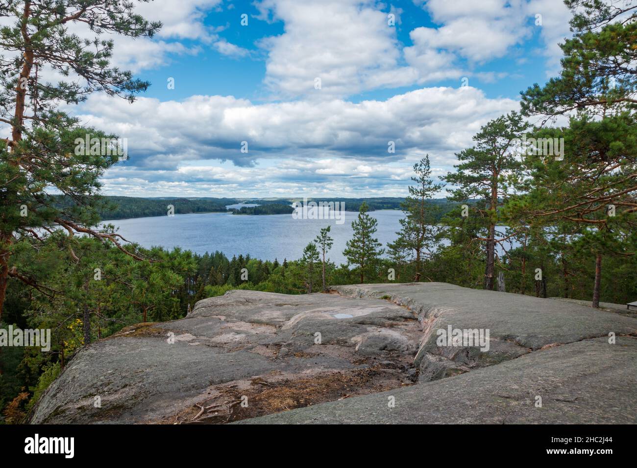 Schöne Aussicht auf den See Pyhajarvi vom Berg Hiidenvuori auf der Insel Hiidensaari, Finnland Stockfoto