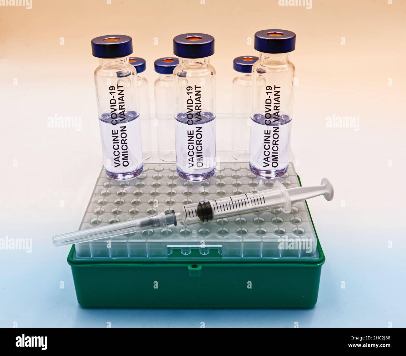 Glasfläschchen mit Covid-19-Impfstoff, Omicron-Variante. Omicron Variantenkonzept Stockfoto