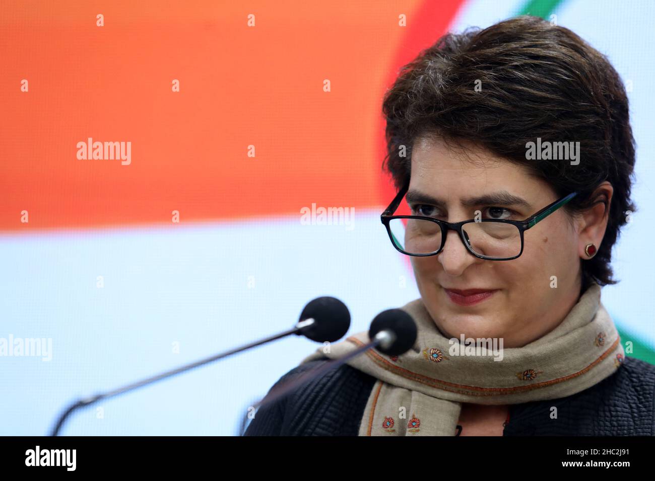 Neu-Delhi, Indien. 23rd Dez 2021. Die Generalsekretärin des Kongresses, Priyanka Gandhi Vadra, wurde während einer Pressekonferenz im Parteihauptquartier in Neu-Delhi gesehen. Sie erzählte den Medien, dass BJP-Führer, Büroträger und Regierungsbeamte an Landbetrug in Ayodhya beteiligt waren, und fügte hinzu, dass der Oberste Gerichtshof suo Moto Kenntnis von dem angeblichen Landbetrug in Ayodhya nehme. Menschen spenden für RAM Mandir Trust. Kredit: SOPA Images Limited/Alamy Live Nachrichten Stockfoto