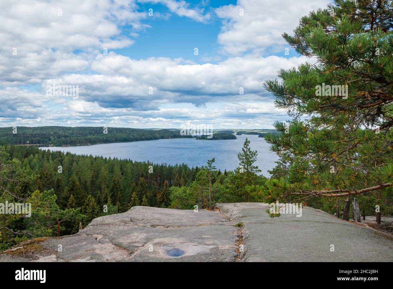 Schöne Aussicht auf den See Pyhajarvi vom Berg Hiidenvuori auf der Insel Hiidensaari, Finnland Stockfoto