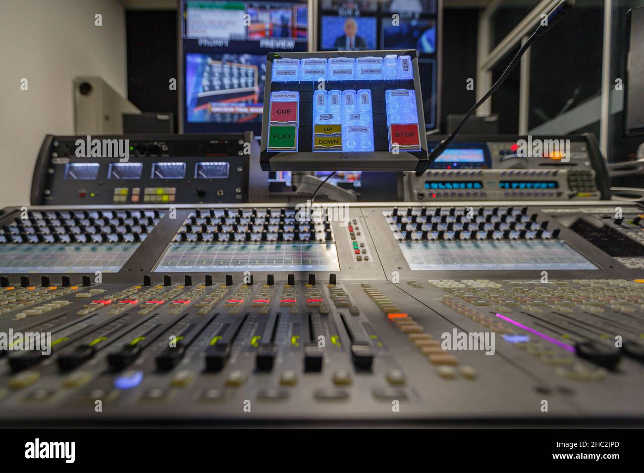 Ein professioneller Soundtisch an einem Fernsehsender. Stockfoto