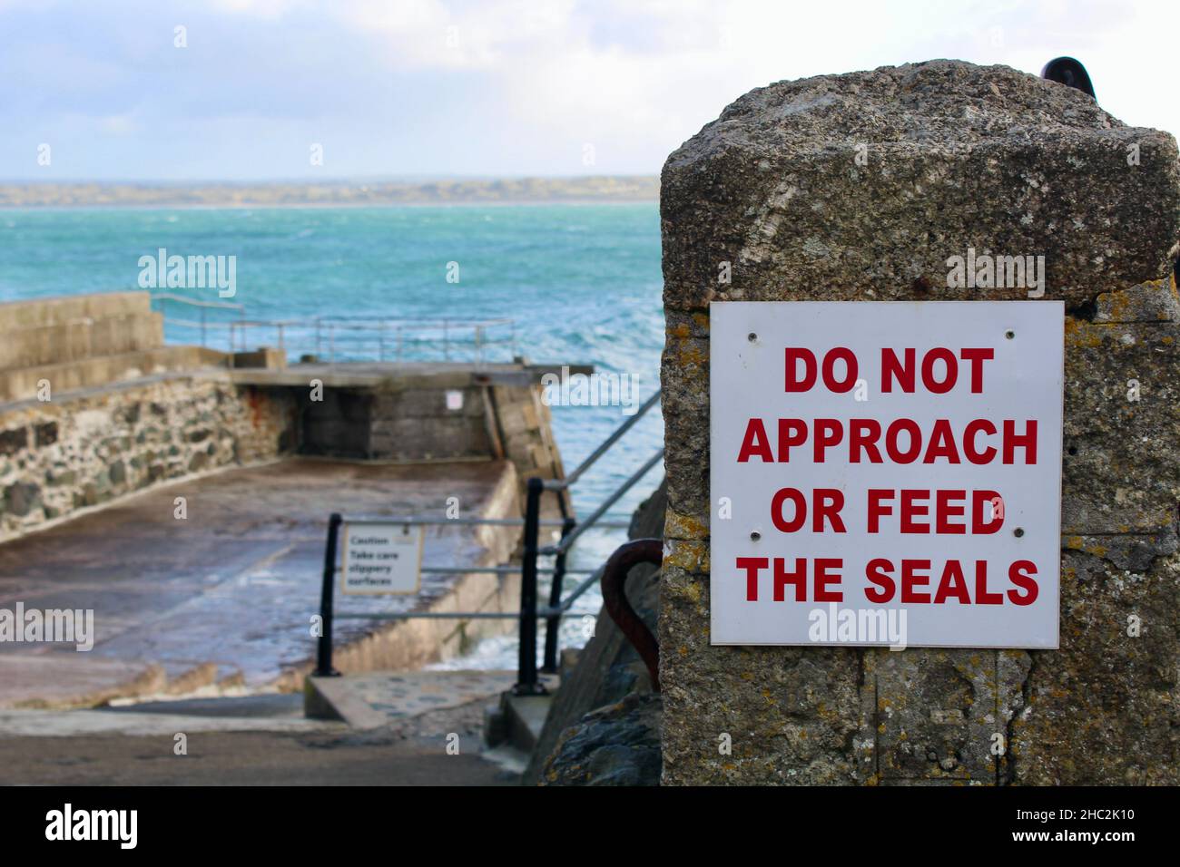 Schilder warnen Besucher und Einheimische davor, sich den Robben zu nähern oder sie zu füttern. Stockfoto