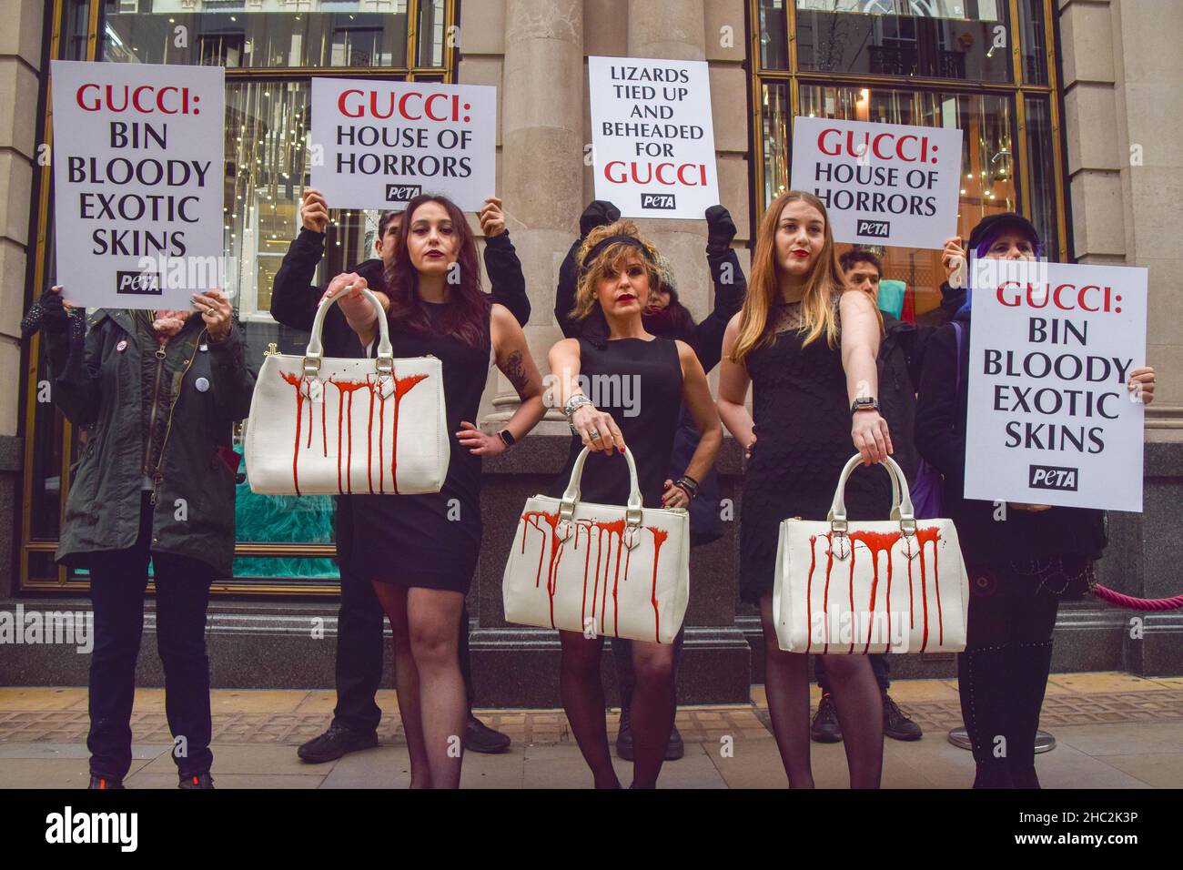 Aktivisten halten Handtaschen, die mit gefälschtem Blut bespritzt sind, und  Plakate, die fordern, dass Gucci während des Protests keine exotischen  Häute mehr verwendet.PETA (Menschen für den ethischen Umgang mit Tieren)  Aktivisten versammelten