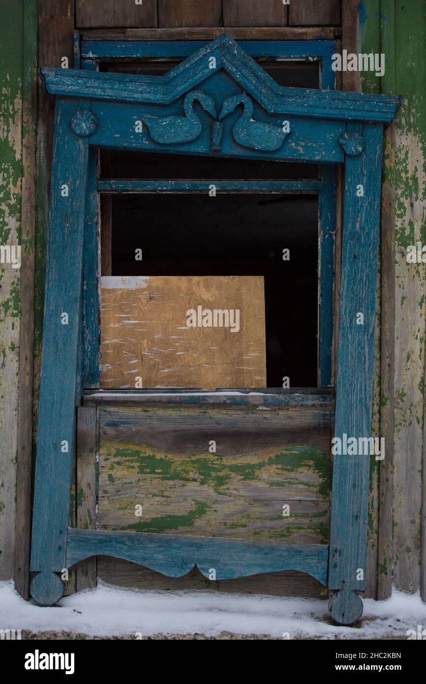 Alte hölzerne Fensterläden, geschnitzte Verkleidungsbretter. Stockfoto
