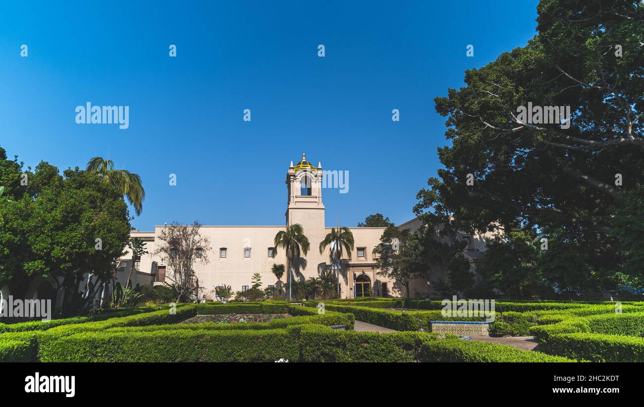 Wunderschöne Alcazar Gärten im Balboa Park San Diego vor blauem Himmel Stockfoto