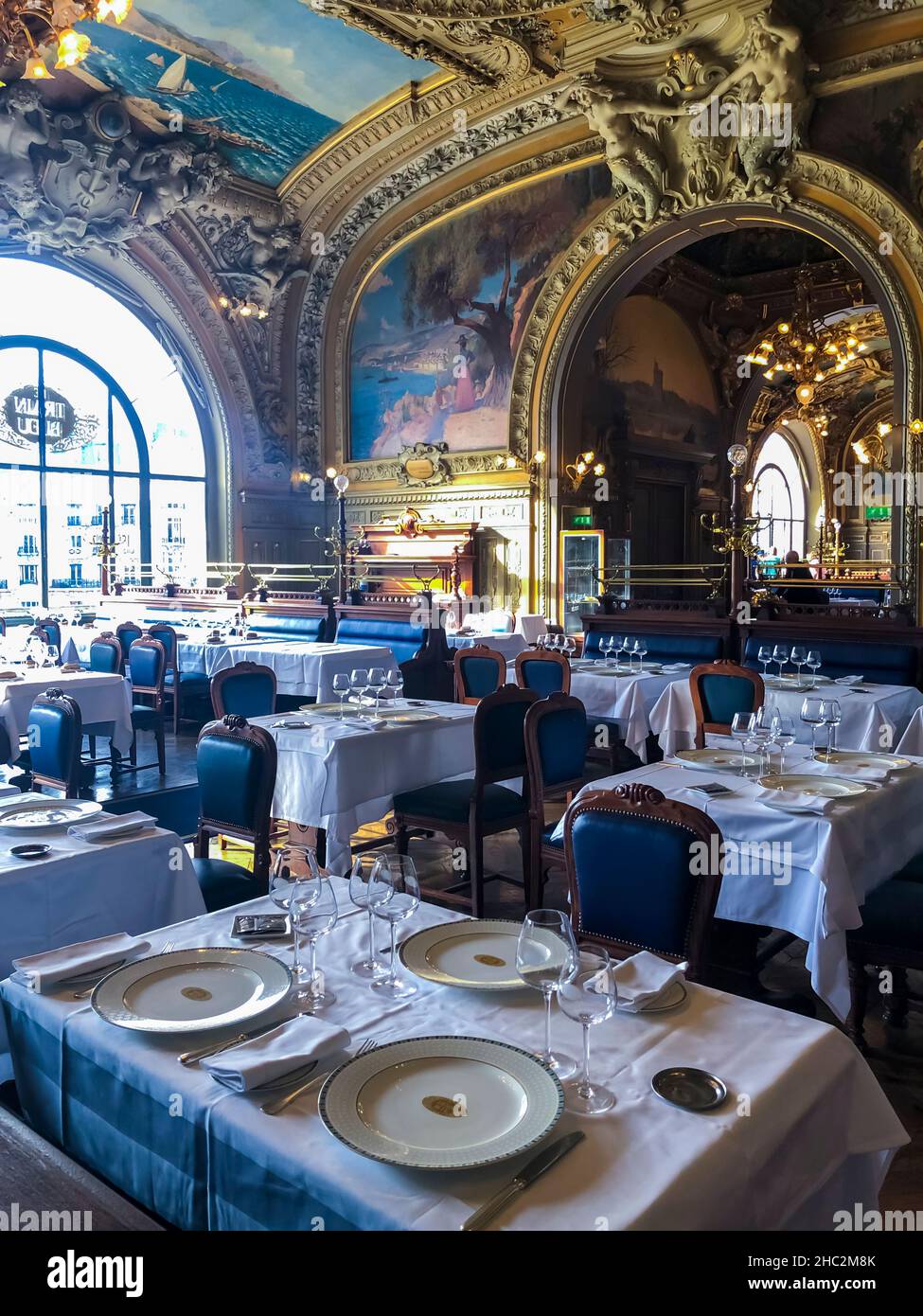 Paris, Frankreich, Tischeinrichtung, im traditionellen französischen Brasserie Restaurant 'le Train Blue', im Speisesaal, (Gare de Lyon), romantisches, trendiges altes Restaurant Interieur, luxuriöse Pariser Brasserie Stockfoto