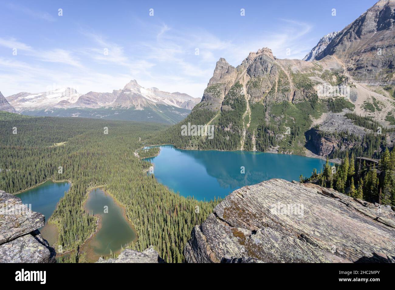 Schöne Aussicht auf das Alpental mit Gletscherseen, umgeben von Bergen Stockfoto