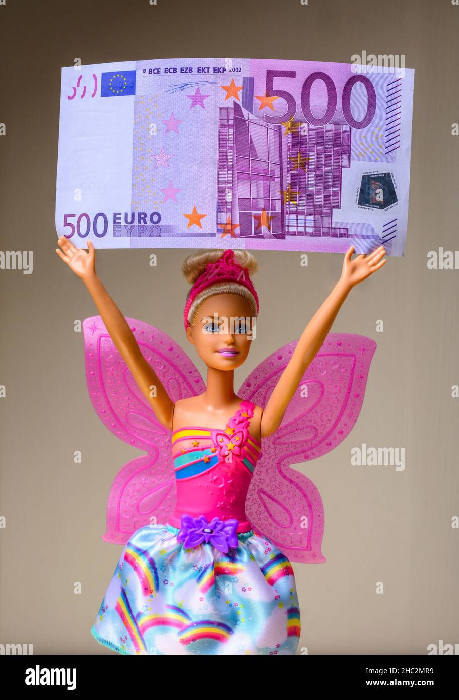 Barbie-Puppe mit einer 500-Euro-Banknote, Stockfoto