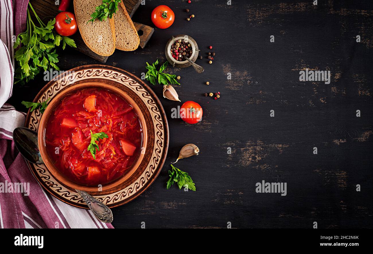 Traditionelle ukrainische Russischen Borschtsch oder rote Suppe auf der Schüssel. Ansicht von oben Stockfoto