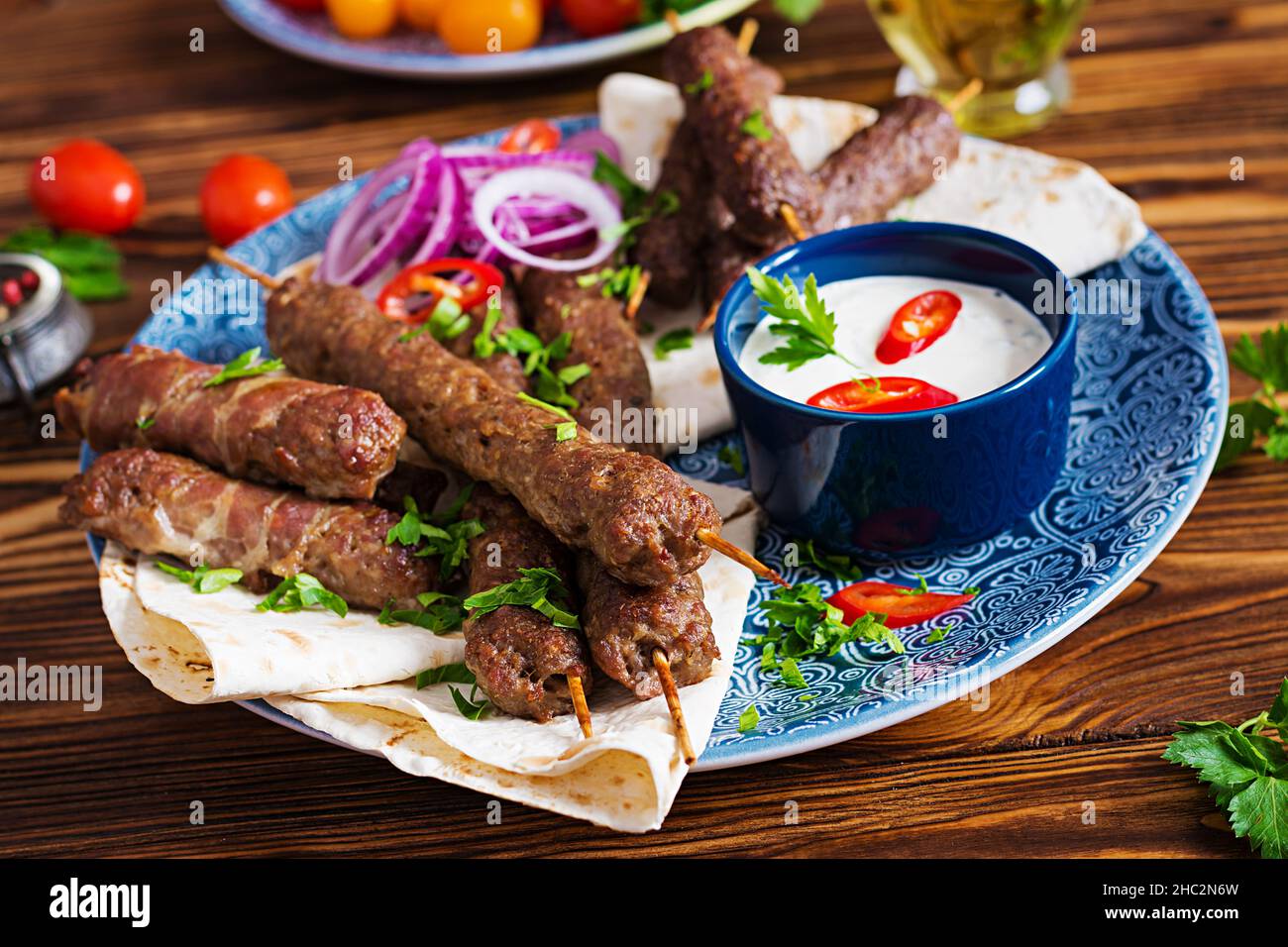 Türkisch und Arabisch traditionellen Ramadan mix Kebab Platte. Adana Kebab, Huhn, Lamm und Rind auf lavash Brot mit Soße. Ansicht von oben Stockfoto