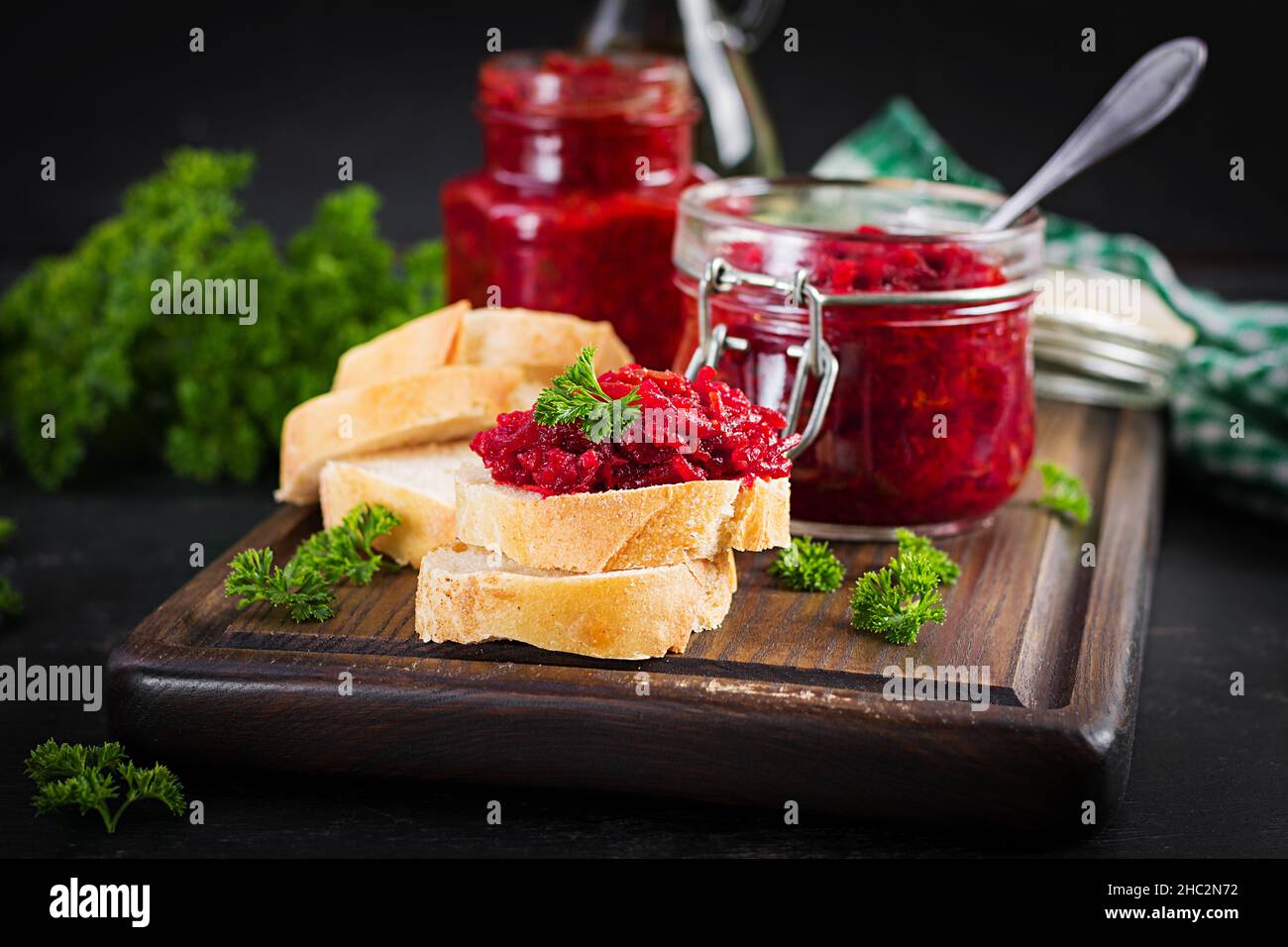 Vegetarische Gerichte. Glas mit Rote Beete Pastete. Gesunde Ernährung. Sandwiches mit Rote Beete und Walnusspastete. Stockfoto