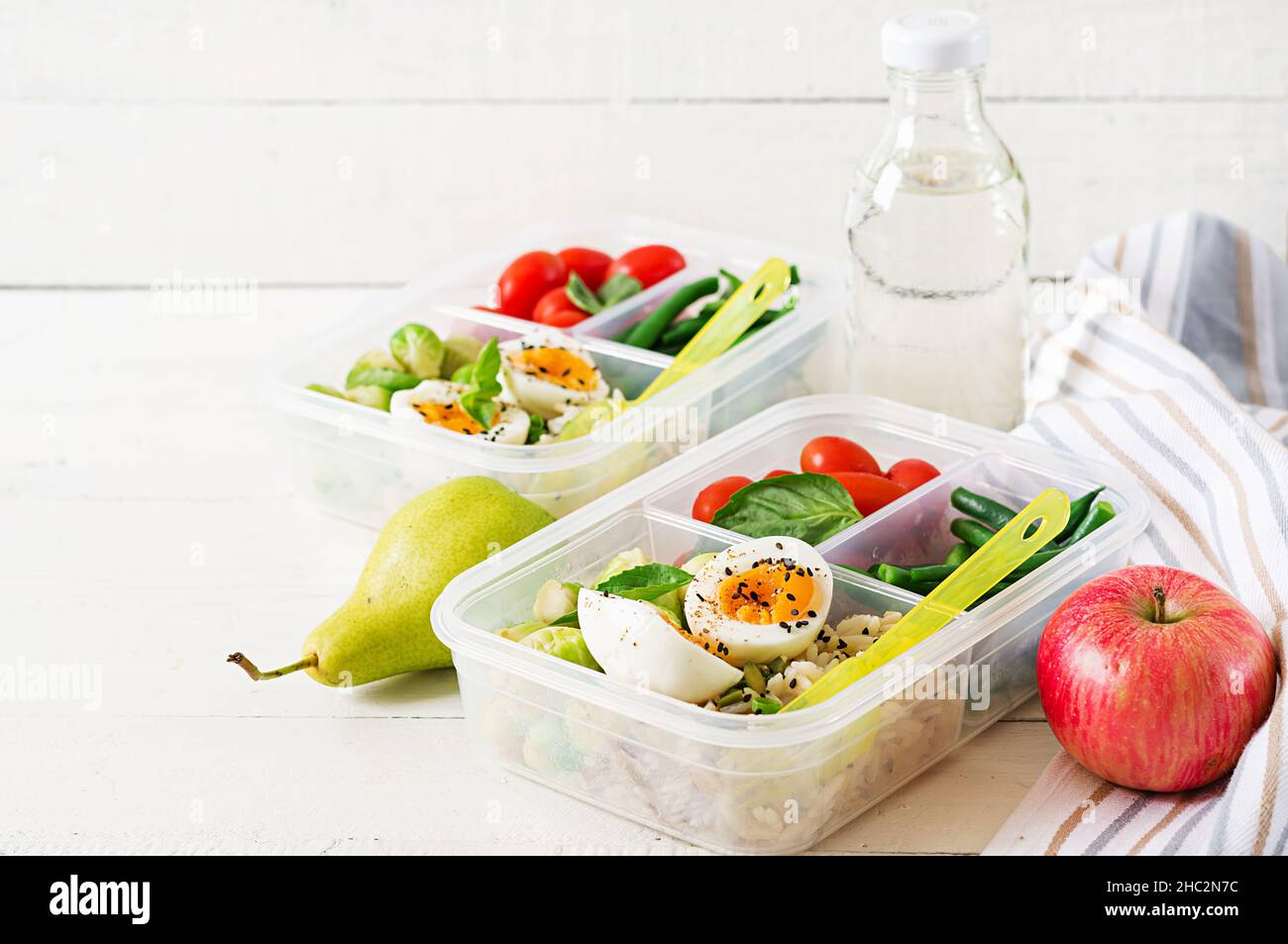 Vegetarische Mahlzeit prep Container mit Eiern, Rosenkohl, grüne Bohnen und Tomaten. Abendessen in Lunch Box Stockfoto