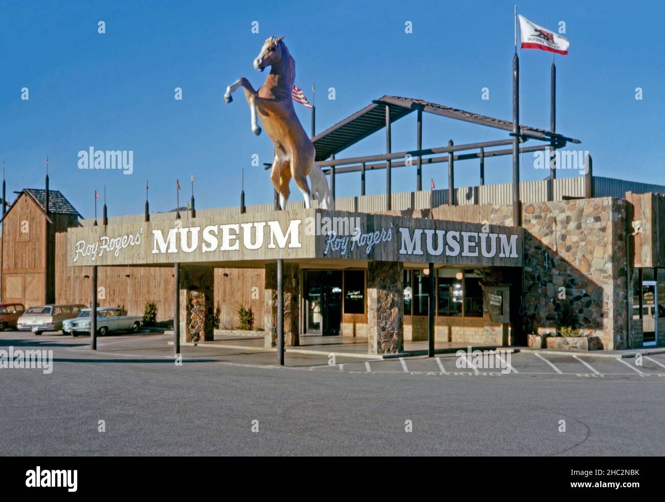 Das ursprüngliche Roy Rogers Museum am Highway 18 in der Nähe des Apple Valley Inn, Kalifornien, USA, wurde 1967 eröffnet. Das Museum wurde 1957 eröffnet. Über dem Eingang befindet sich eine Fiberglas-Skulptur des Rogers’ Horse Trigger. Das Roy Rogers-Dale Evans Museum zog 1976 von Apple Valley nach Victorville, wo es 27 Jahre lang stand. Es diente als Heimat für Artefakte aus Rogers Fernsehkarriere. Nach dem Tod von Rogers (1998) und Evans (2001) zog das Museum 2003 nach Branson, Missouri, schloss aber 2009. Dieses Bild stammt von einem alten amerikanischen Amateur Kodak Farbtransparenz - ein Vintage 1950s Foto Stockfoto