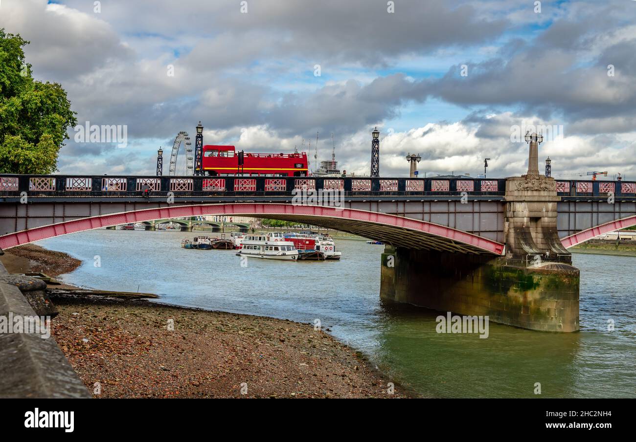 Lambeth Bridge von Millbank. Es handelt sich um eine Straßen- und Fußgängerbrücke, die die Themse in Ost-West-Richtung im Zentrum Londons überquert. Stockfoto