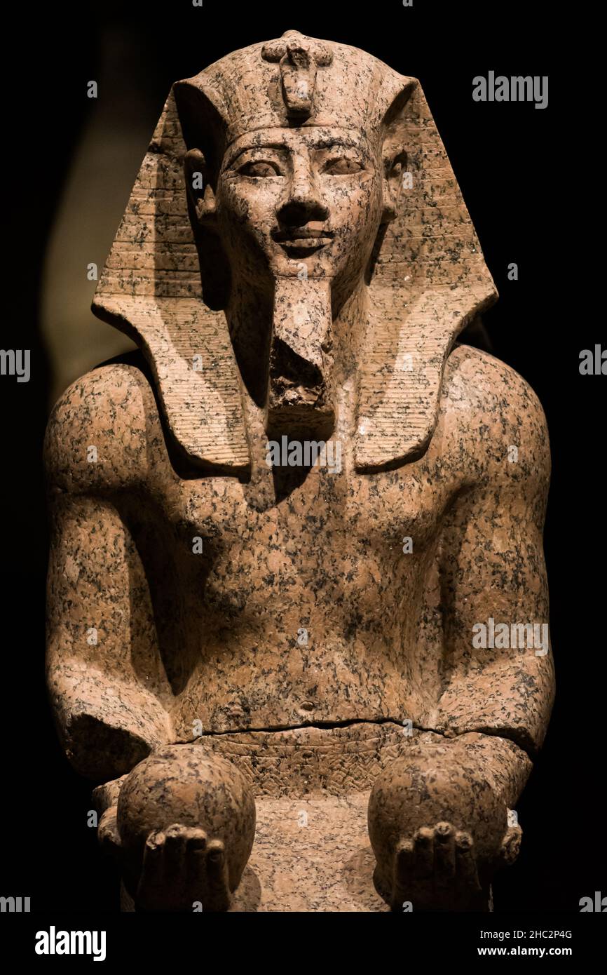 Ägyptisches Museum, Turin, Italien, Statue von König Tuthmosis III., Stein, Granodiorit, Neues Königreich, achtzehnte Dynastie, Vertikal Stockfoto