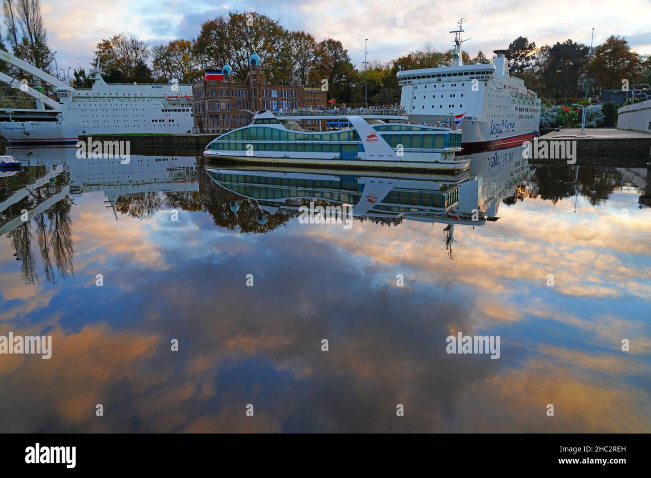 DEN HAAG, NIEDERLANDE -13 NOV 2021- Blick auf Madurodam, einen Vergnügungspark mit Miniaturnachbildungen berühmter Wahrzeichen der Niederlande, der sich in Th Stockfoto