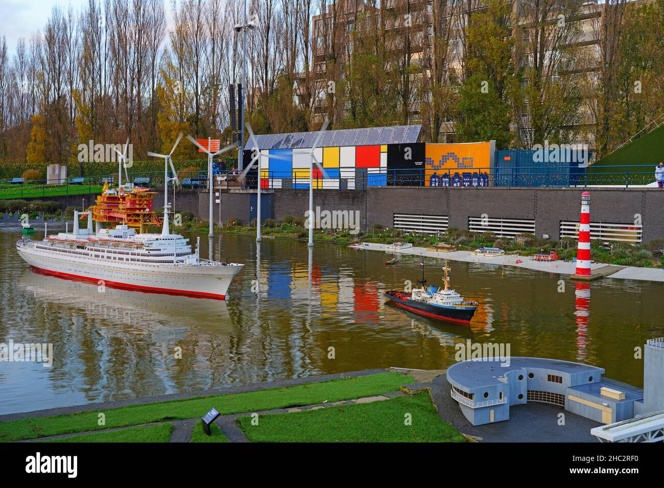 DEN HAAG, NIEDERLANDE -13 NOV 2021- Blick auf Madurodam, einen Vergnügungspark mit Miniaturnachbildungen berühmter Wahrzeichen der Niederlande, der sich in Th Stockfoto