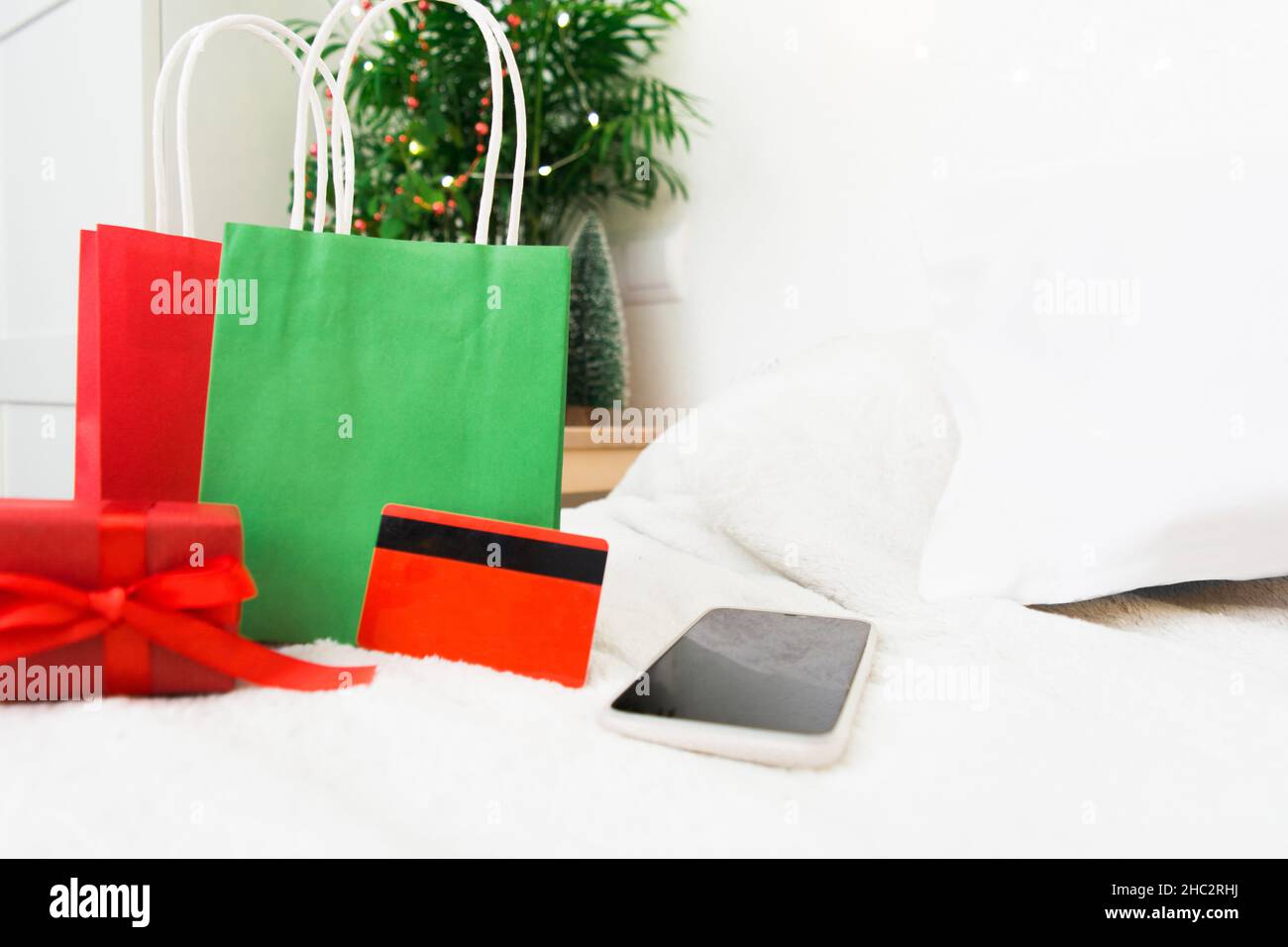 Weihnachten Hintergrund mit Geschenktüten. Weihnachtsverkauf und Shopping-Konzept Stockfoto