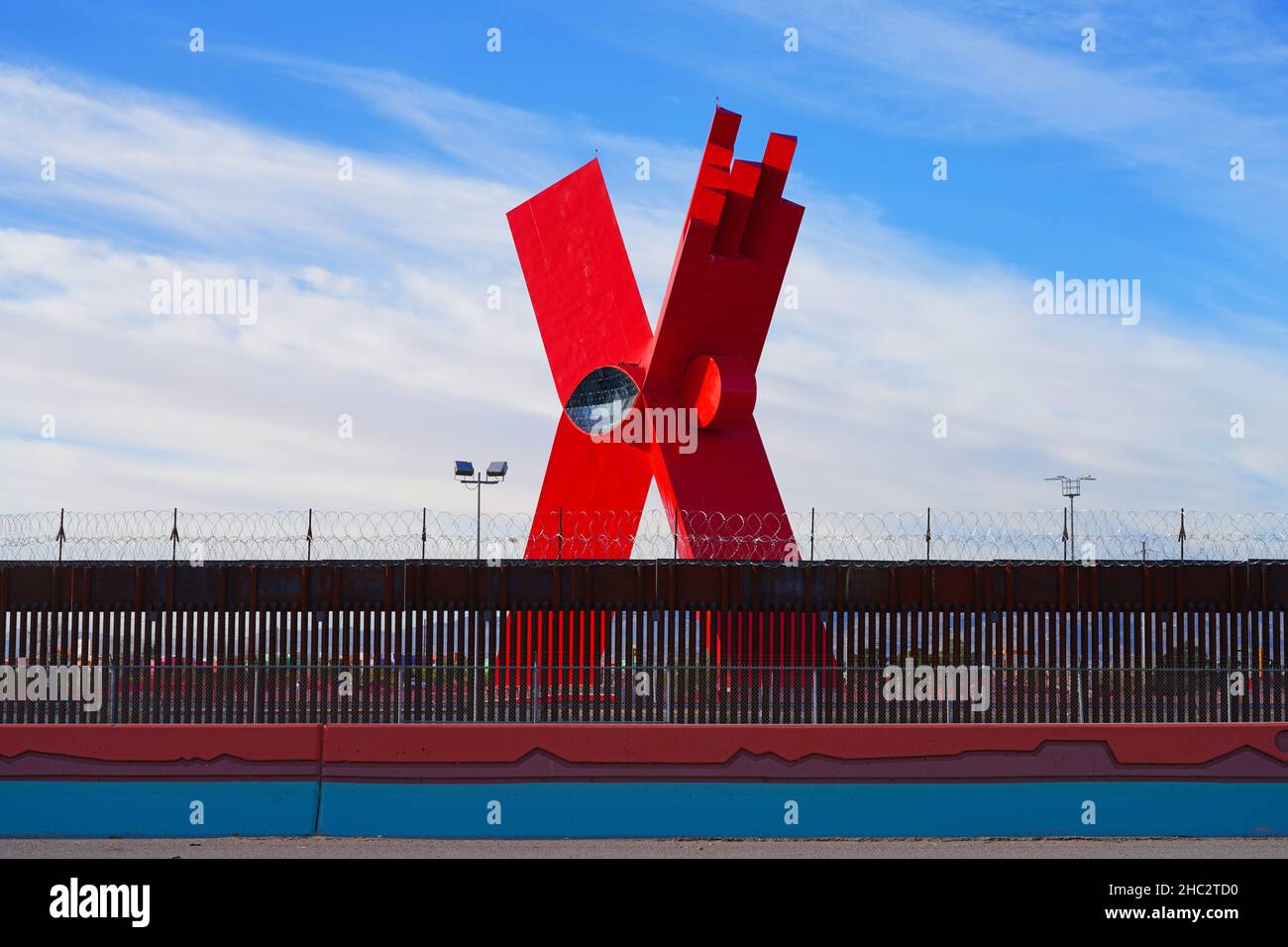 EL Paso, TX -15 DEC 2021- Blick auf die Mauer an der südlichen Grenze zwischen den Vereinigten Staaten und Mexiko in El Paso, Texas, mit Ciudad Juarez, Mexiko. Stockfoto