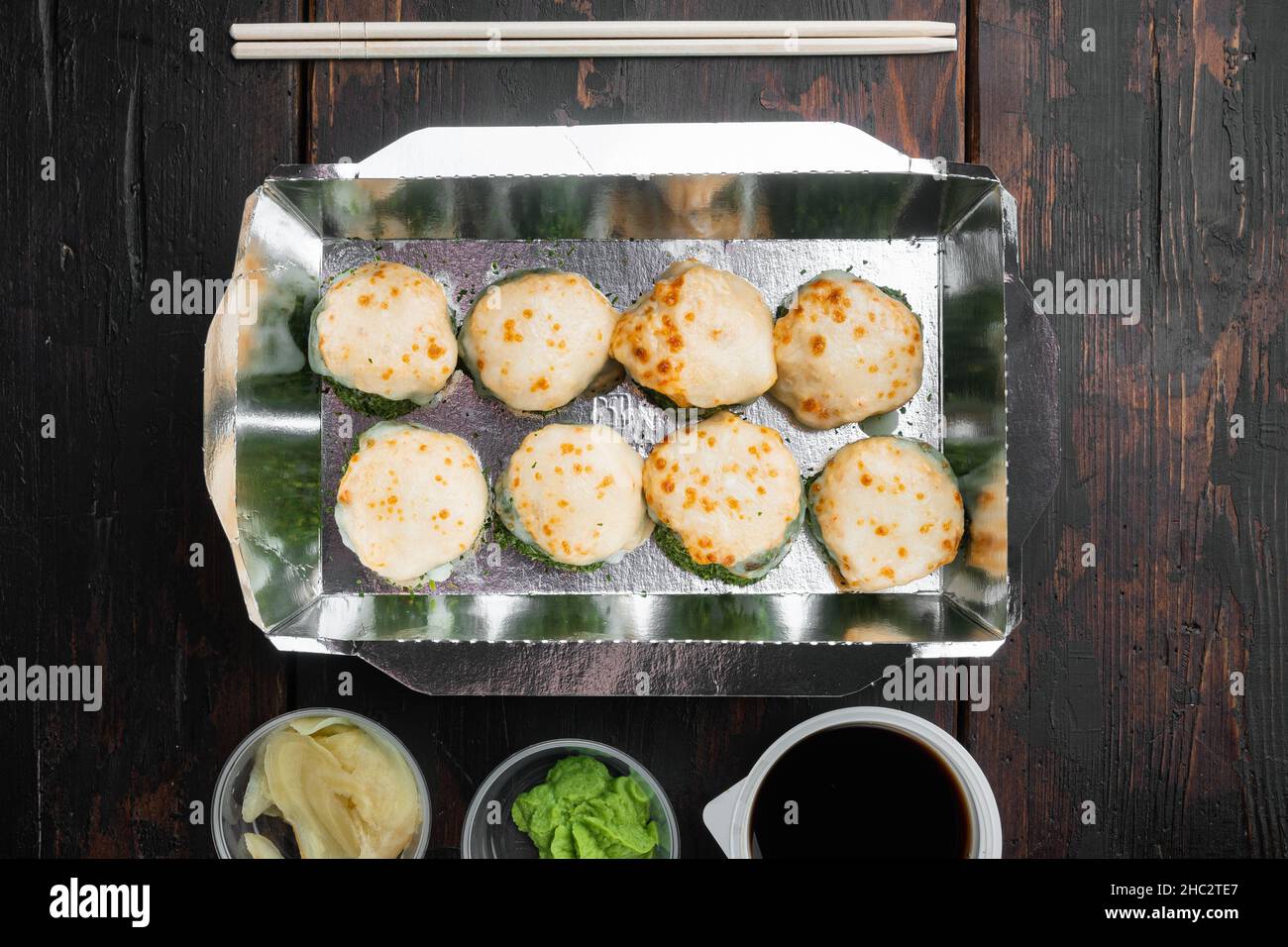 Japanisches Speisekonzept. Catering, verschiedene Arten von Sushi philadelphia Brötchen und gebackene Garnelen Rollen Set, auf alten dunklen Holztisch Hintergrund, Draufsicht fl Stockfoto