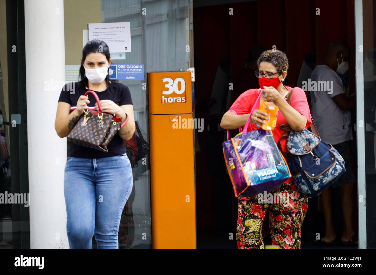 São PAULO, SP - 23.12.2021: HORÁRIO REDUZIDO Agência BANCÁRIA FIM ANO - aufgrund der Weihnachtszeit haben die Bankagenturen die Stunden am Heiligabend (24) und am 30th, die von 9 bis 11 Uhr sein werden, reduziert. Am 31st wird es aufgrund der Jahresbilanz der Unternehmen kein öffentliches Amt geben. (Foto: Aloisio Mauricio/Fotoarena) Quelle: Foto Arena LTDA/Alamy Live News Stockfoto