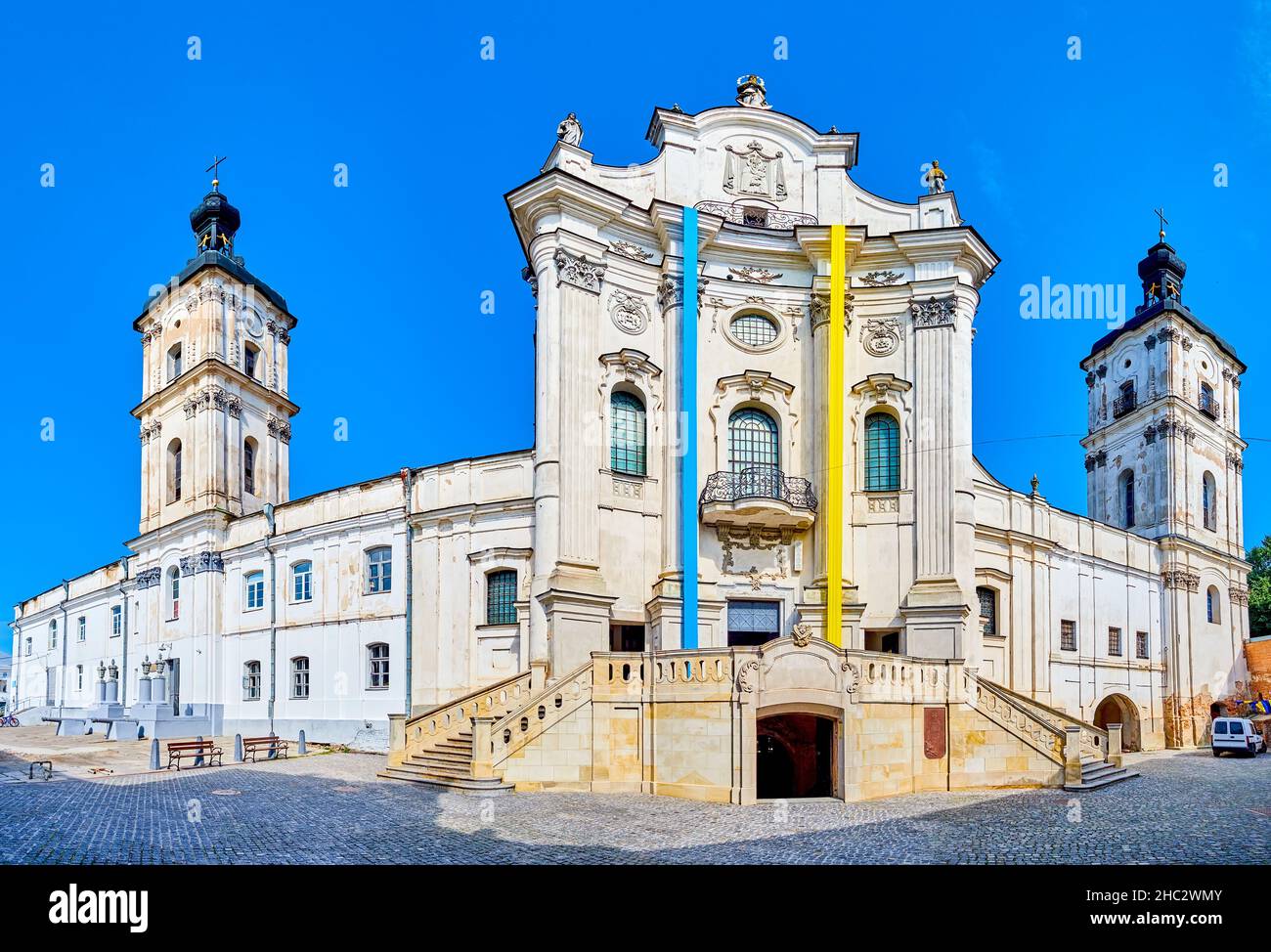 Die malerische Fassade des Karmelitenklosters, das wichtigste Wahrzeichen der Stadt Berdytschiv, Ukraine Stockfoto
