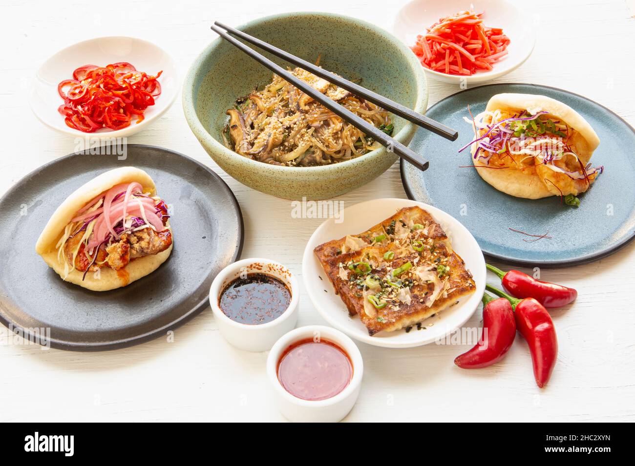 Koreanisches gebratenes Huhn Bao, gebratene Garnelen Bao, Japche und Gyoza, Secret Bao, Santa Barbara, Kalifornien Stockfoto