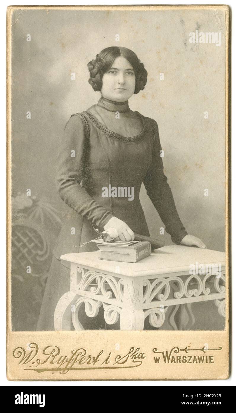 Antike Fotografie von c1870, Frau in Warschau, Polen. QUELLE: ORIGINAL-FOTODRUCK Stockfoto