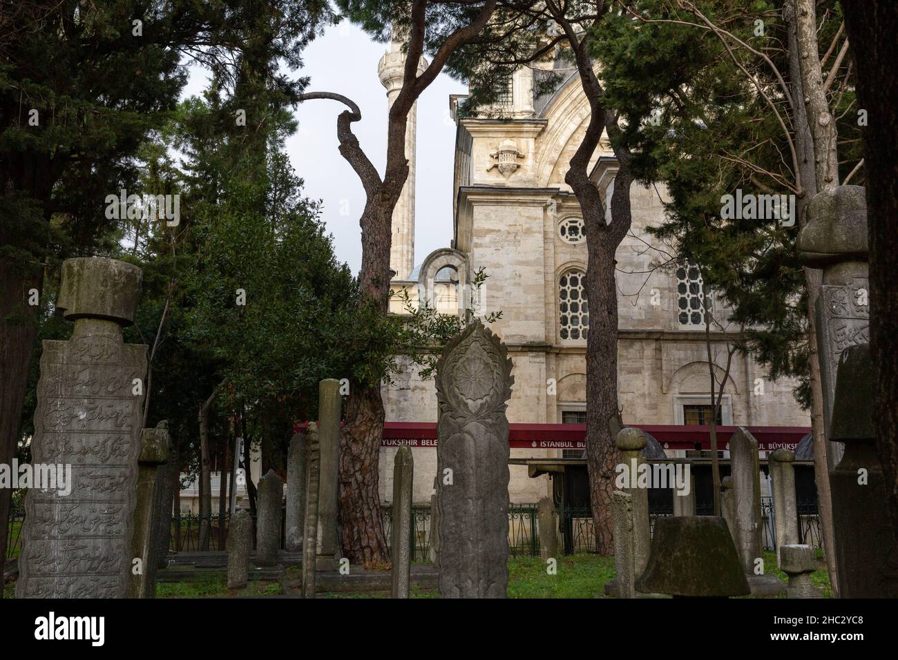 23. Dezember 2021: Außenansicht der Großen Selimiye Moschee, die sich im Stadtteil Uskudar in Istanbul, Türkei, in der Nähe der Selimiye Kaserne am 23. Dezember 2021 befindet. Die Moschee wurde vom osmanischen Sultan Selim III. In Auftrag gegeben und zwischen 1801 und 1805 erbaut. (Bild: © Tolga Ildun/ZUMA Press Wire) Stockfoto